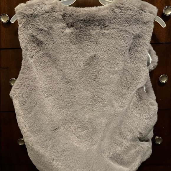 Winter 2025 women’s Belted Faux Fur Sleeveless Vest - Picture 4 of 9